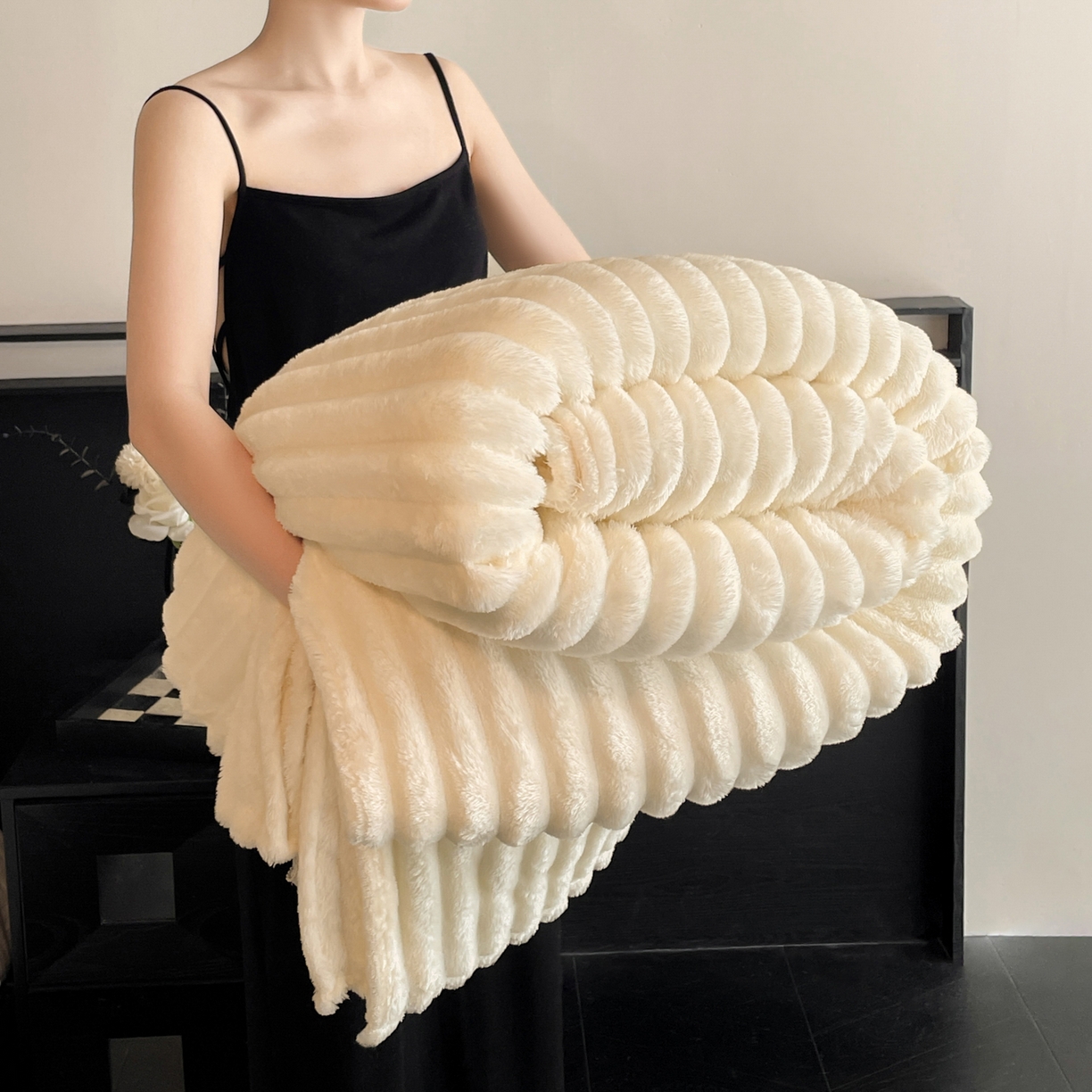 91家纺网 家纺一手货源 找家纺 小叮当家纺仓储工厂店 2025新款230克仿兔绒大抽条毛毯(跨境可供) 抽条-绒毯米白