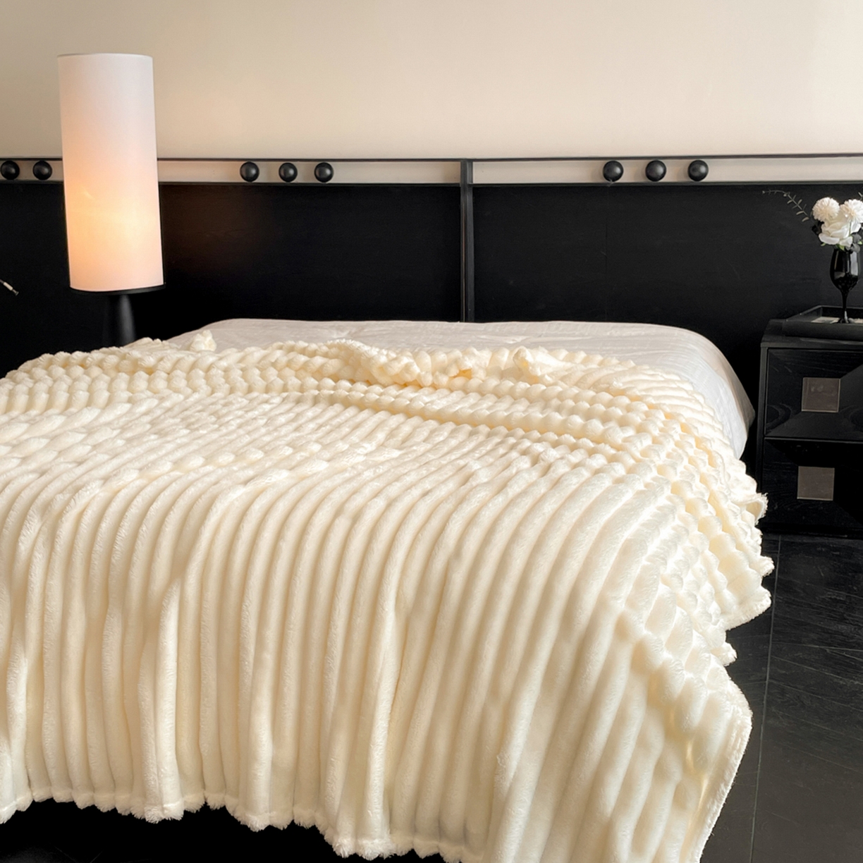 91家纺网 家纺一手货源 找家纺 小叮当家纺仓储工厂店 2025新款230克仿兔绒大抽条毛毯(跨境可供) 抽条-绒毯米白