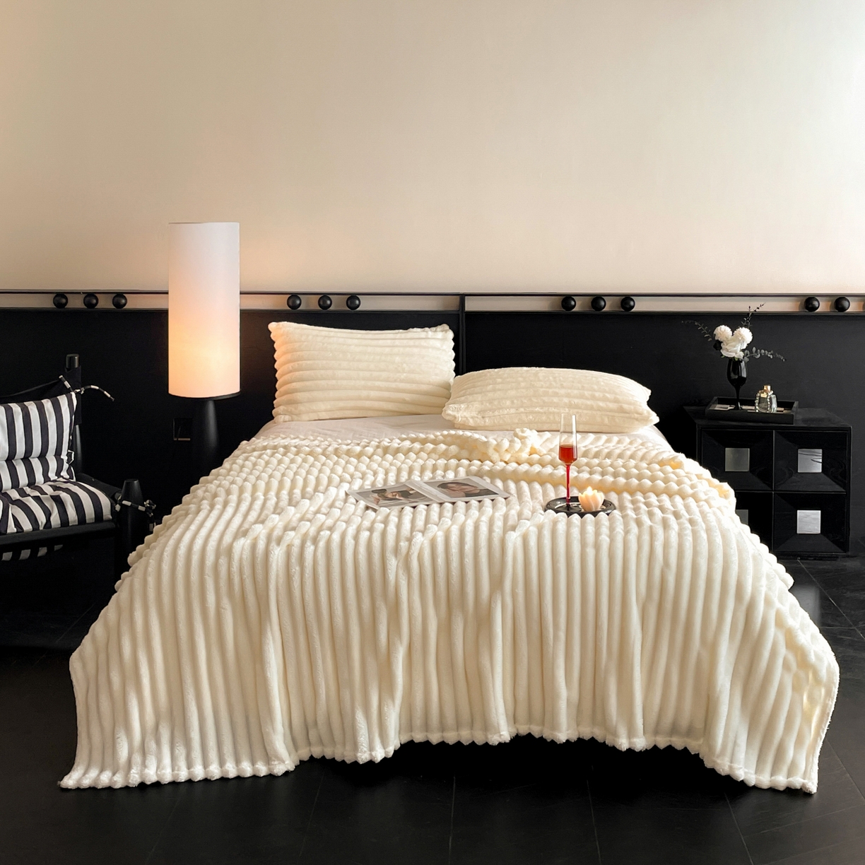 91家纺网 家纺一手货源 找家纺 小叮当家纺仓储工厂店 2025新款230克仿兔绒大抽条毛毯(跨境可供) 抽条-绒毯米白