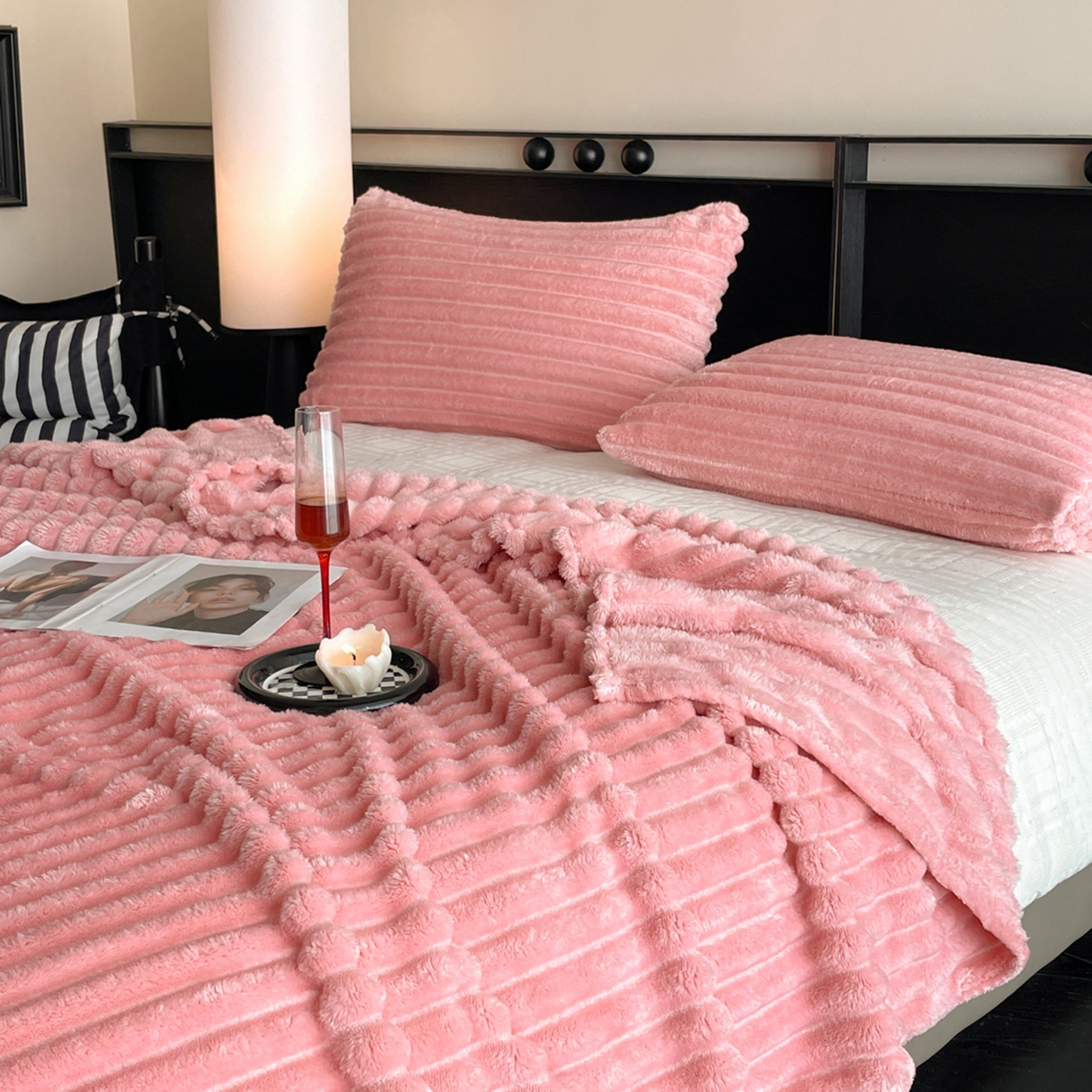 91家纺网 家纺一手货源 找家纺 小叮当家纺仓储工厂店 2025新款230克仿兔绒大抽条毛毯(跨境可供) 抽条-绒毯桃粉