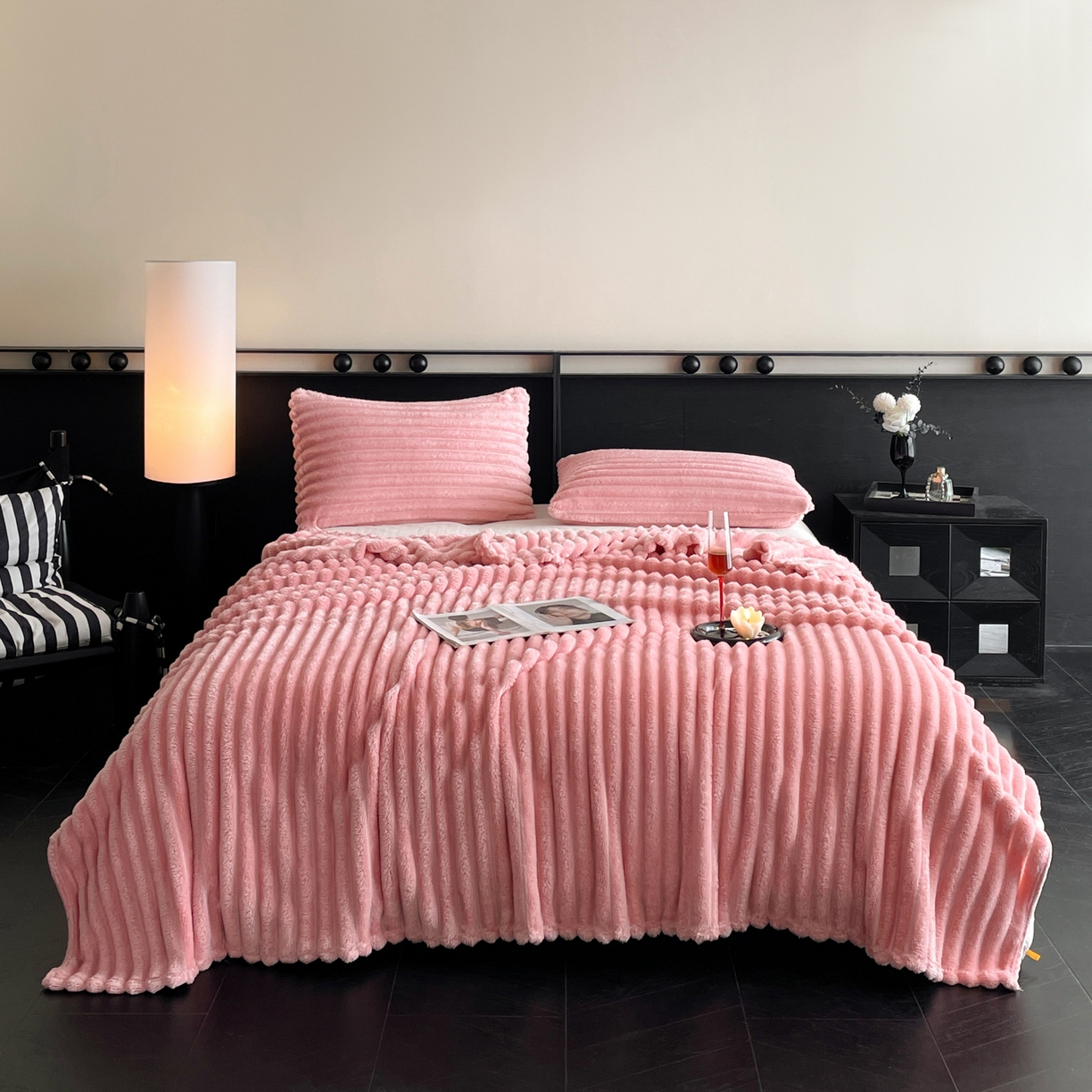 91家纺网 家纺一手货源 找家纺 小叮当家纺仓储工厂店 2025新款230克仿兔绒大抽条毛毯(跨境可供) 抽条-绒毯桃粉