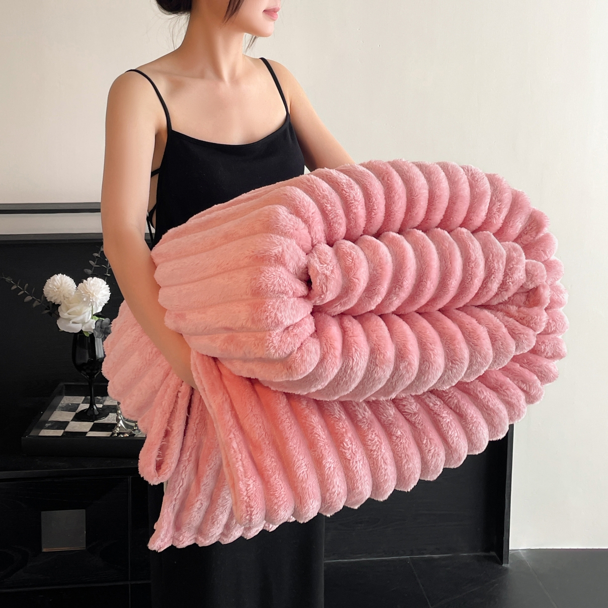 91家纺网 家纺一手货源 找家纺 小叮当家纺仓储工厂店 2025新款230克仿兔绒大抽条毛毯(跨境可供) 抽条-绒毯桃粉