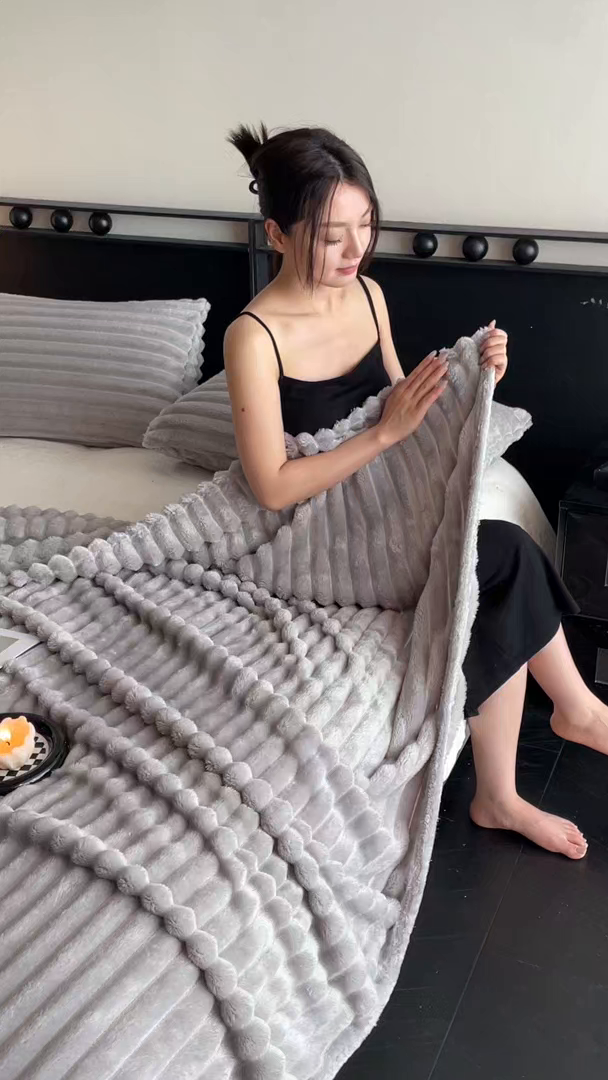 91家纺网 家纺一手货源 找家纺 小叮当家纺仓储工厂店 2025新款230克仿兔绒大抽条毛毯(跨境可供) 抽条-绒毯浅灰