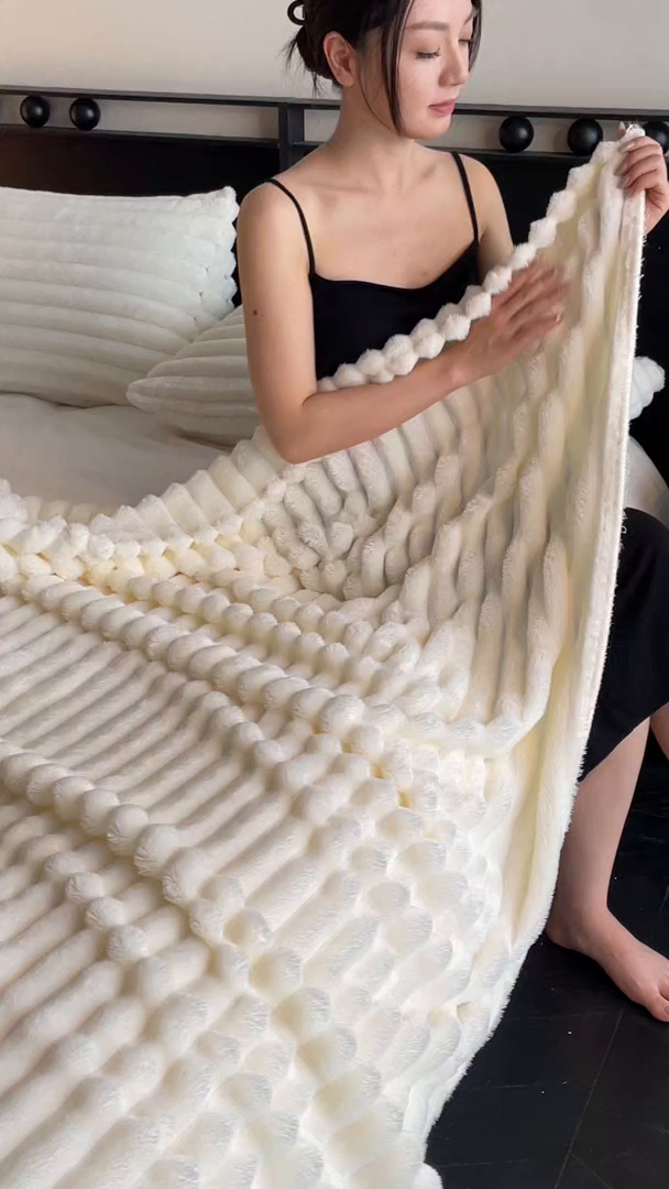 91家纺网 家纺一手货源 找家纺 小叮当家纺仓储工厂店 2025新款230克仿兔绒大抽条毛毯(跨境可供) 抽条-绒毯米白