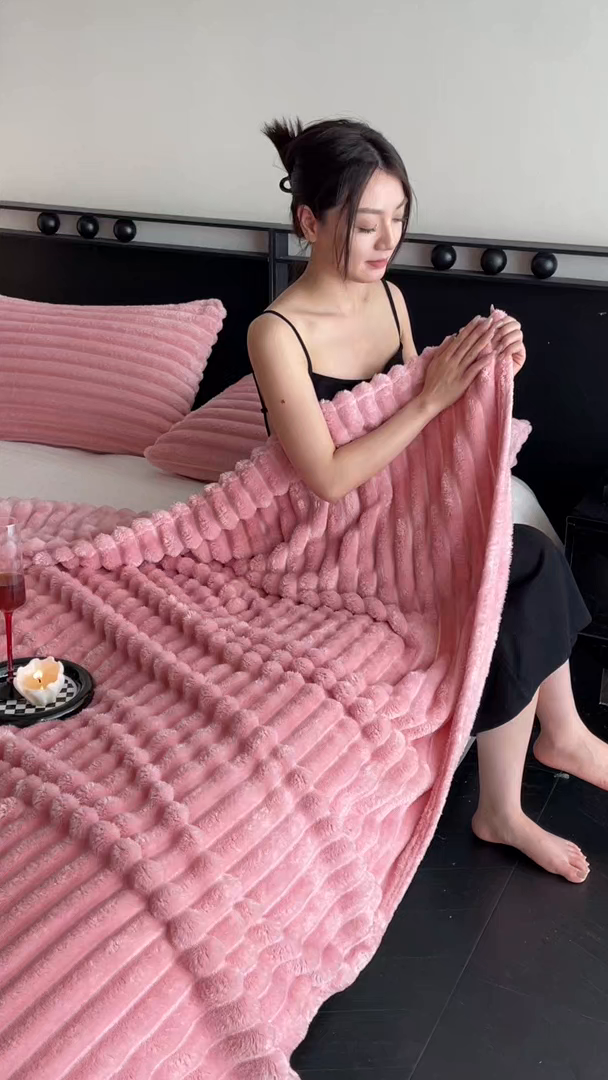 91家纺网 家纺一手货源 找家纺 小叮当家纺仓储工厂店 2025新款230克仿兔绒大抽条毛毯(跨境可供) 抽条-绒毯桃粉