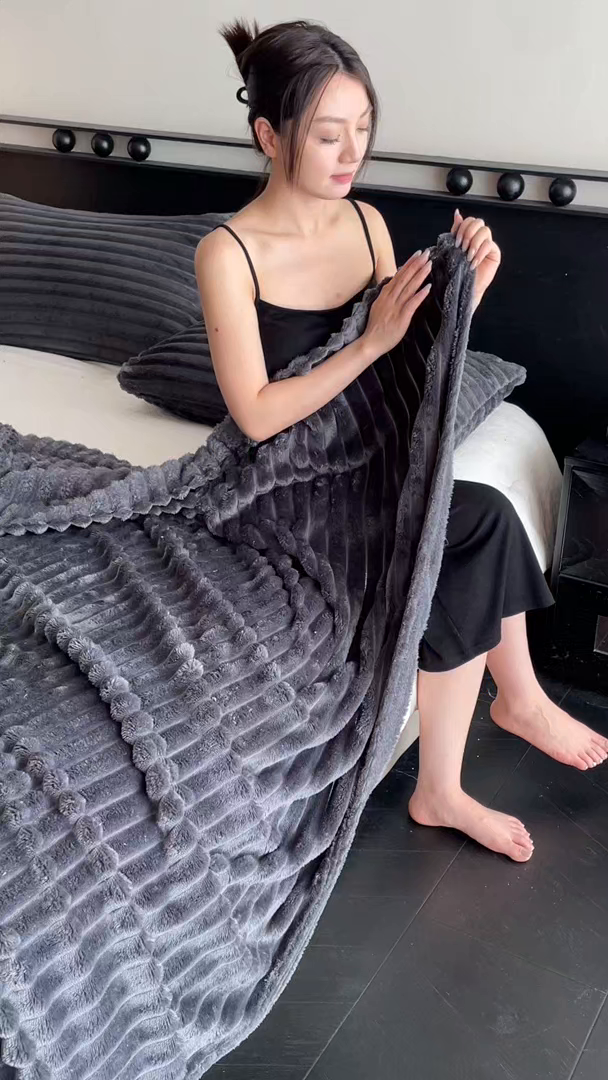 91家纺网 家纺一手货源 找家纺 小叮当家纺仓储工厂店 2025新款230克仿兔绒大抽条毛毯(跨境可供) 抽条-绒毯深灰