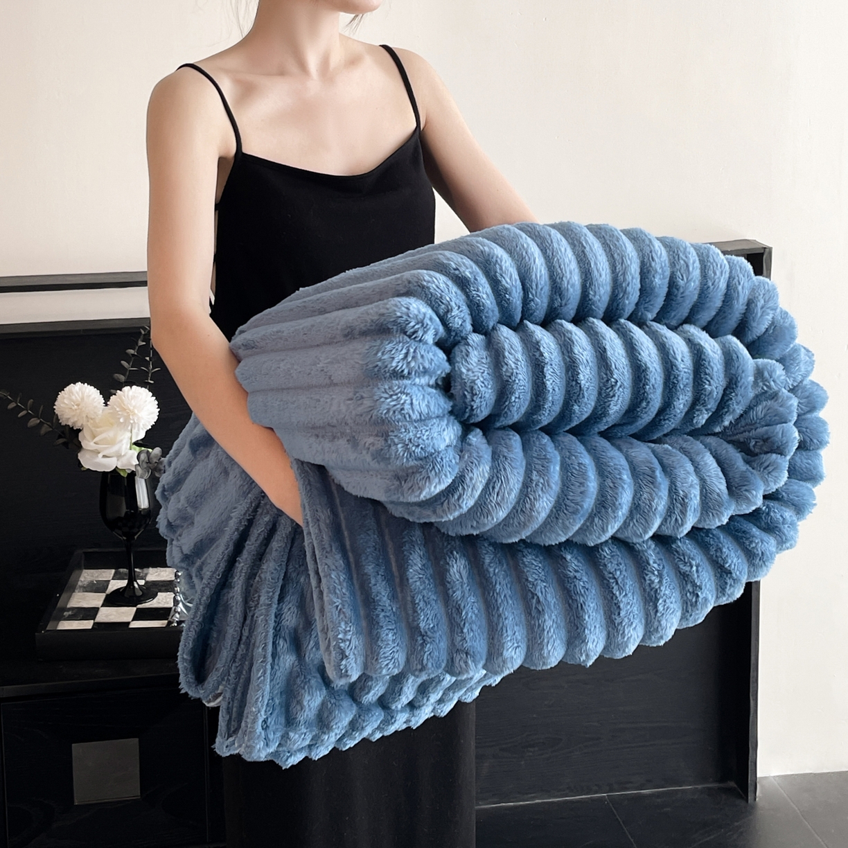 91家纺网 家纺一手货源 找家纺 小叮当家纺仓储工厂店 2025新款230克仿兔绒大抽条毛毯(跨境可供) 抽条-绒毯孔雀蓝