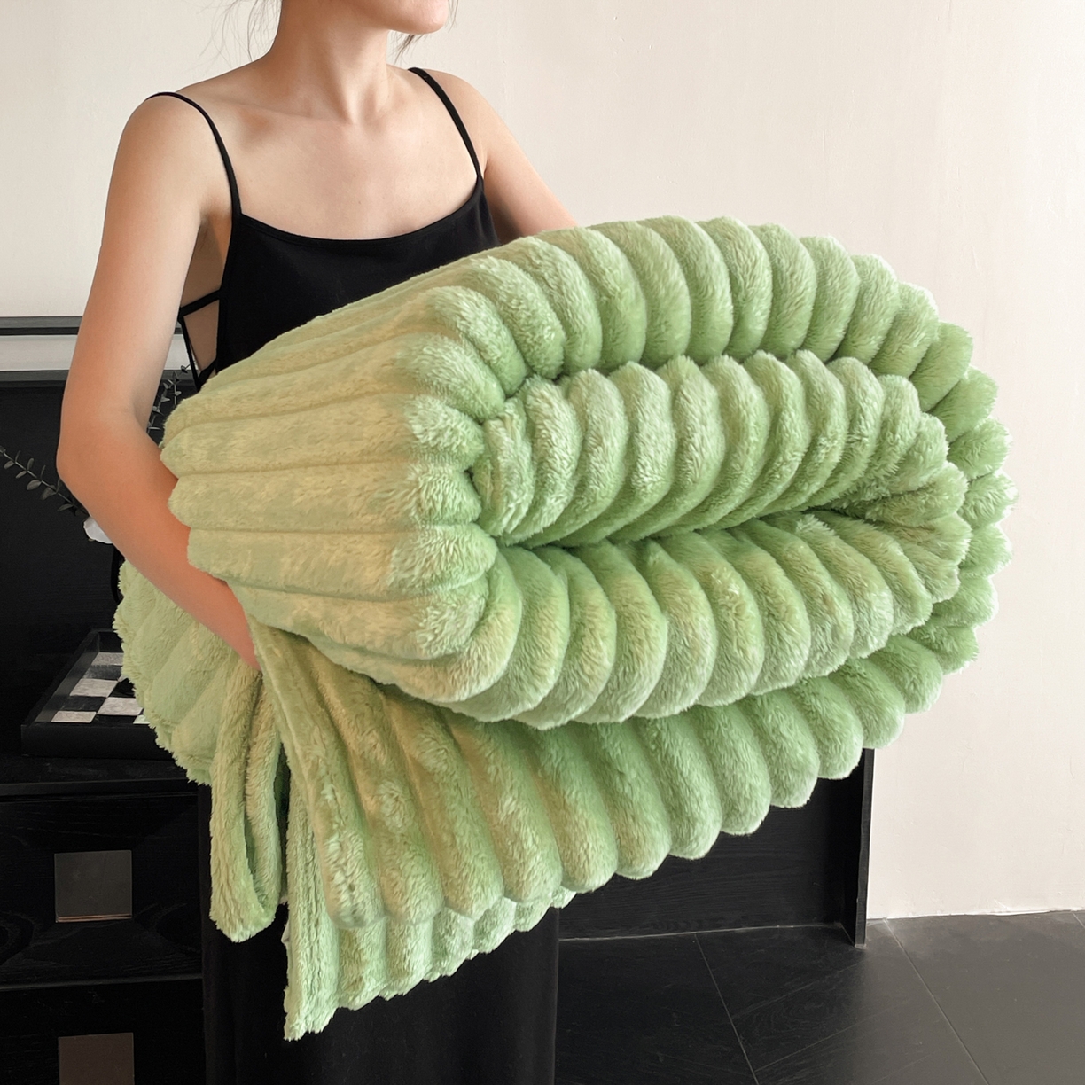 91家纺网 家纺一手货源 找家纺 小叮当家纺仓储工厂店 2025新款230克仿兔绒大抽条毛毯(跨境可供) 抽条-绒毯果绿