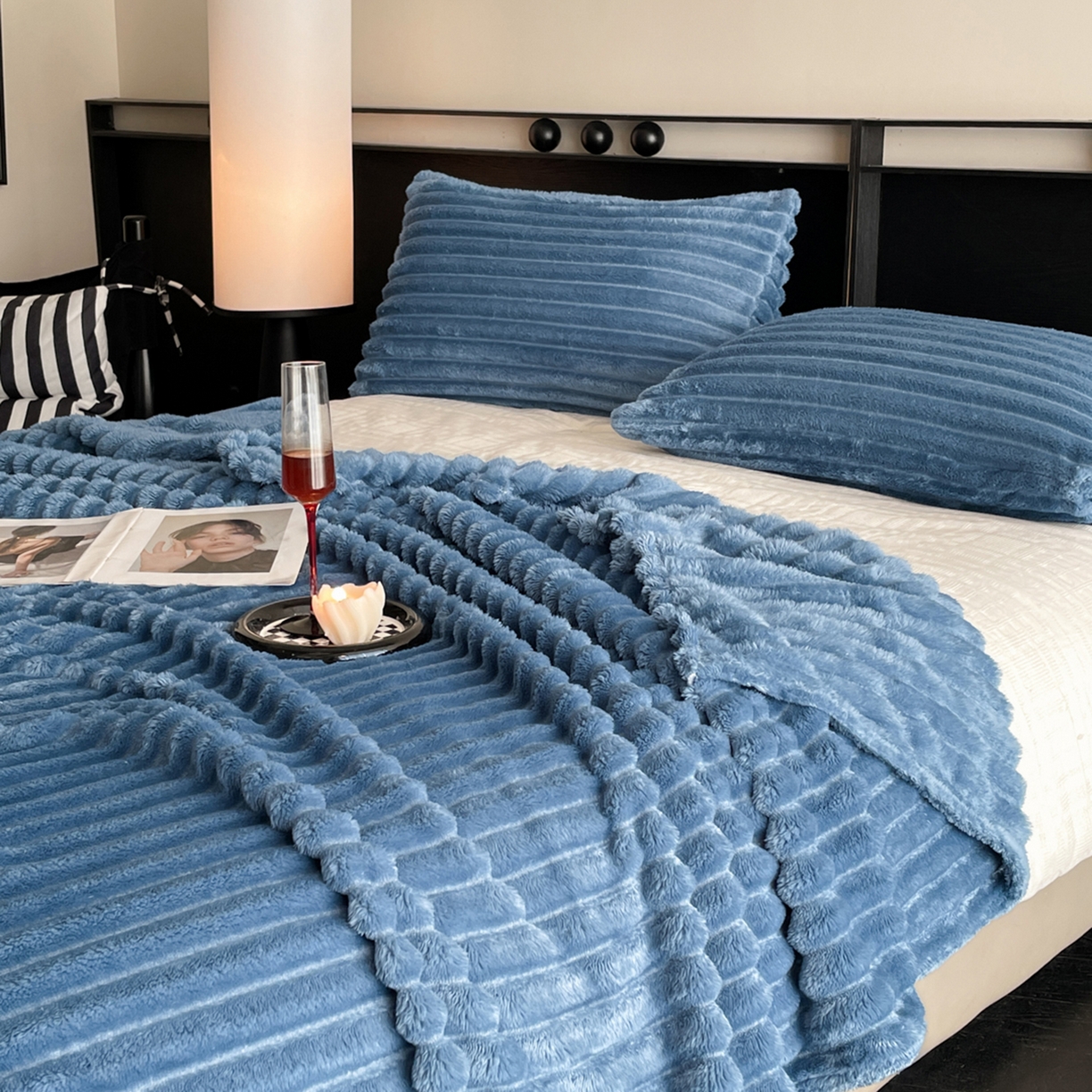 91家纺网 家纺一手货源 找家纺 小叮当家纺仓储工厂店 2025新款230克仿兔绒大抽条毛毯(跨境可供) 抽条-绒毯孔雀蓝