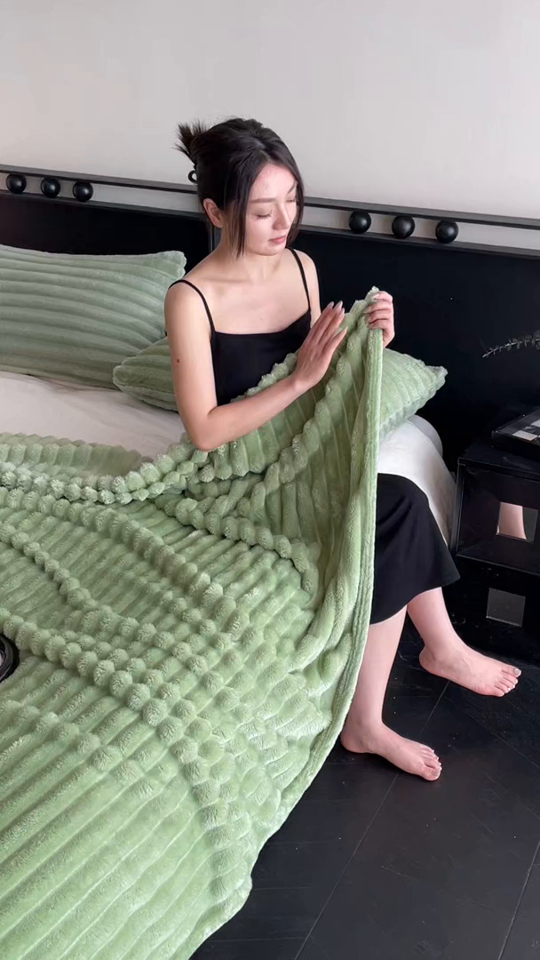 91家纺网 家纺一手货源 找家纺 小叮当家纺仓储工厂店 2025新款230克仿兔绒大抽条毛毯(跨境可供) 抽条-绒毯果绿