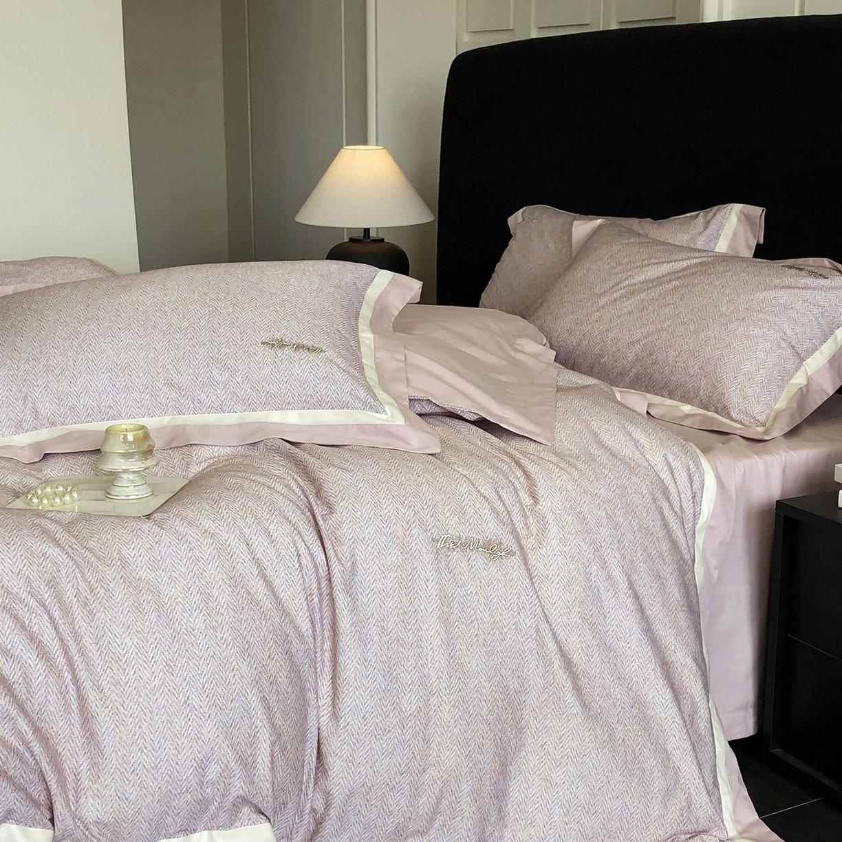 91家纺网 家纺一手货源 找家纺 （总）佳汐蓝家纺 2025新款全棉60支磨毛肌理纹撞色拼边四件套-瑶雅系列