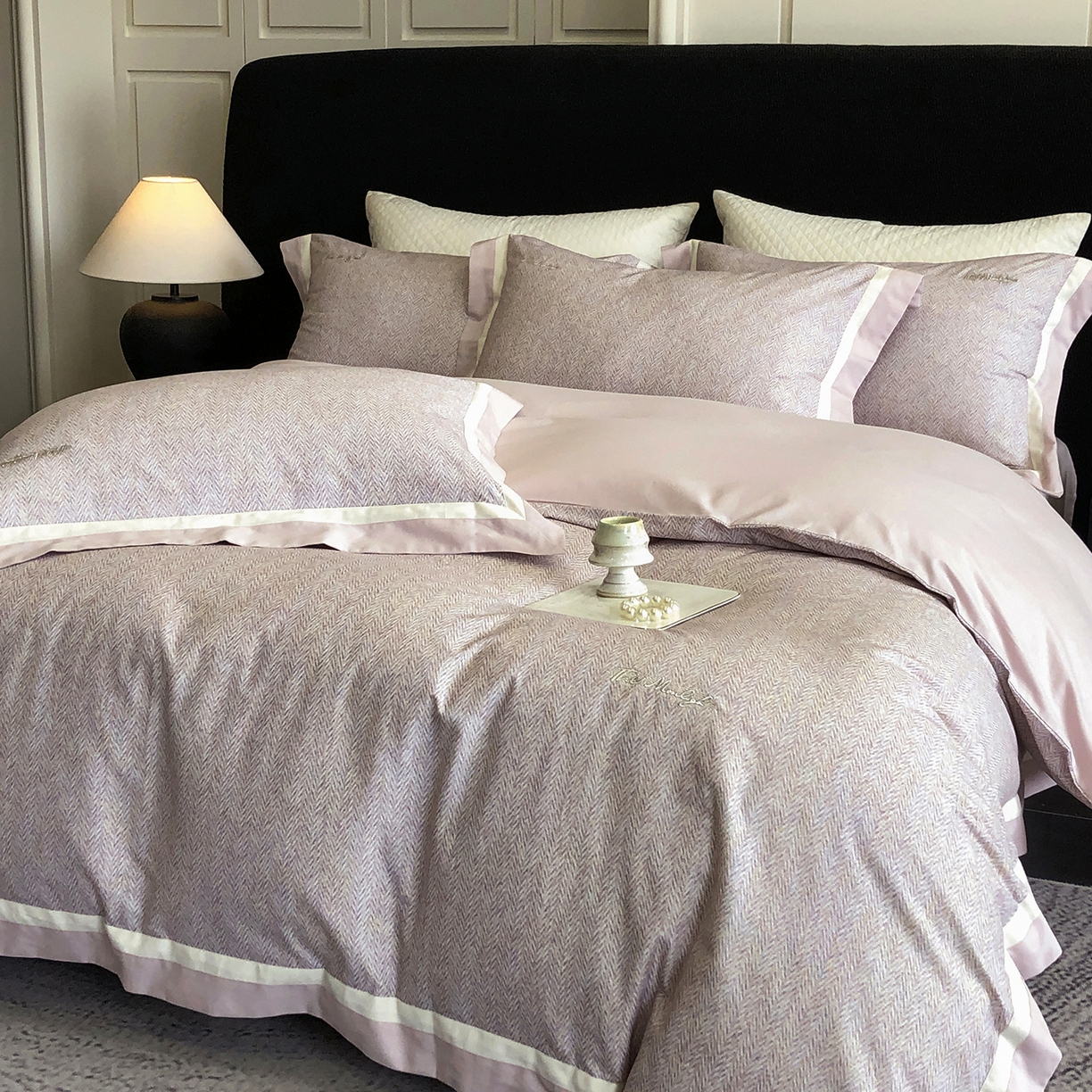 91家纺网 家纺一手货源 找家纺 （总）佳汐蓝家纺 2025新款全棉60支磨毛肌理纹撞色拼边四件套-瑶雅系列