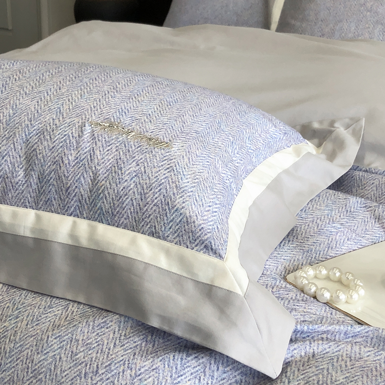 91家纺网 家纺一手货源 找家纺 佳汐蓝家纺 2025新款全棉60支磨毛肌理纹撞色拼边四件套-瑶雅系列 瑶雅-兰