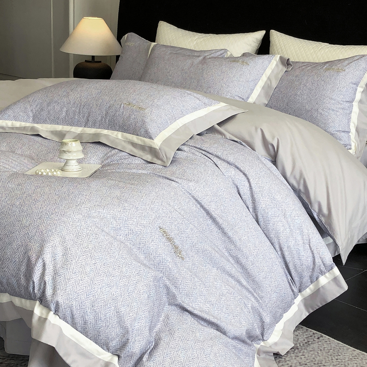 91家纺网 家纺一手货源 找家纺 佳汐蓝家纺 2025新款全棉60支磨毛肌理纹撞色拼边四件套-瑶雅系列 瑶雅-兰