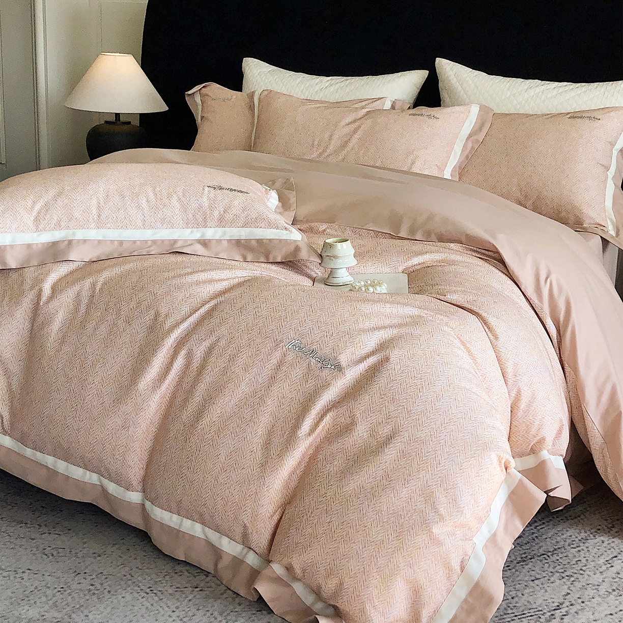 91家纺网 家纺一手货源 找家纺 佳汐蓝家纺 2025新款全棉60支磨毛肌理纹撞色拼边四件套-瑶雅系列 瑶雅-黄