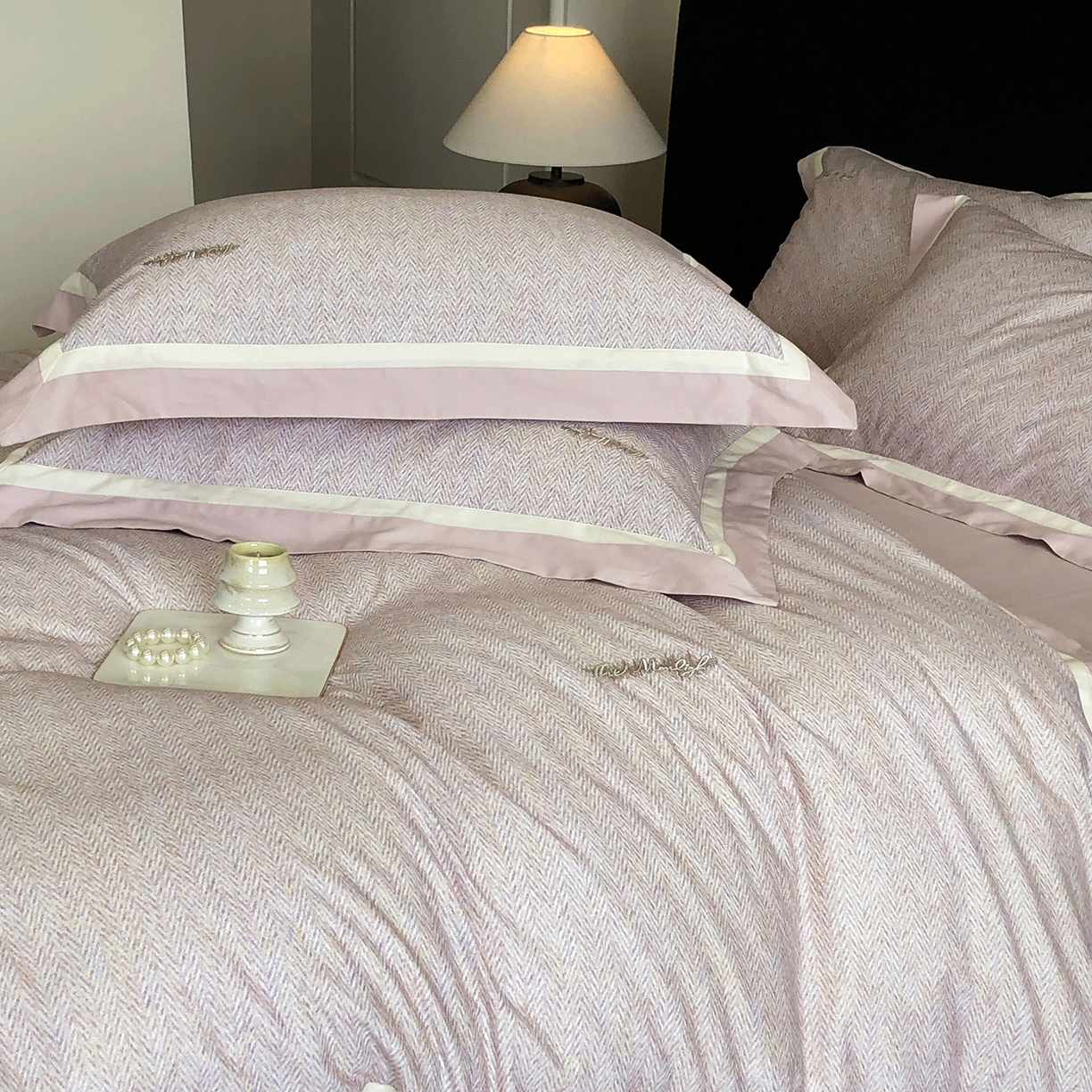 91家纺网 家纺一手货源 找家纺 （总）佳汐蓝家纺 2025新款全棉60支磨毛肌理纹撞色拼边四件套-瑶雅系列