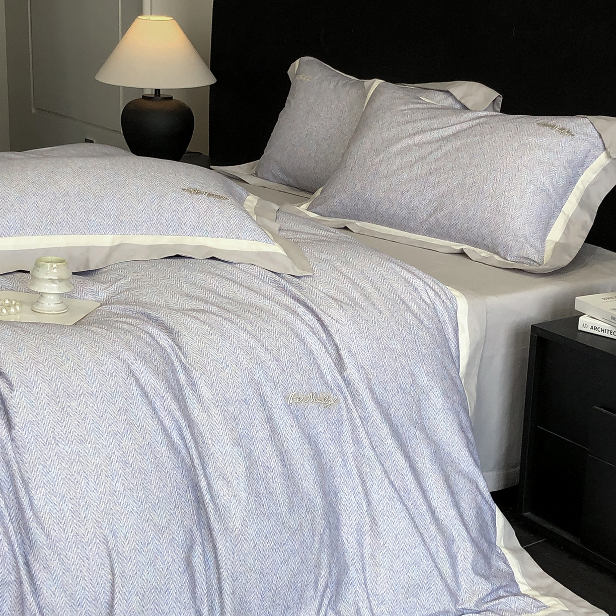 91家纺网 家纺一手货源 找家纺 佳汐蓝家纺 2025新款全棉60支磨毛肌理纹撞色拼边四件套-瑶雅系列 瑶雅-兰