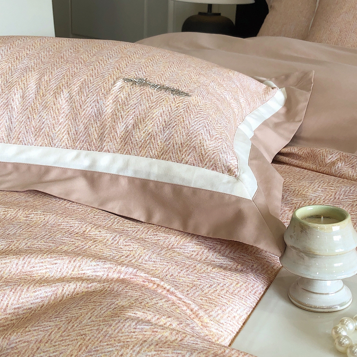 91家纺网 家纺一手货源 找家纺 佳汐蓝家纺 2025新款全棉60支磨毛肌理纹撞色拼边四件套-瑶雅系列 瑶雅-黄