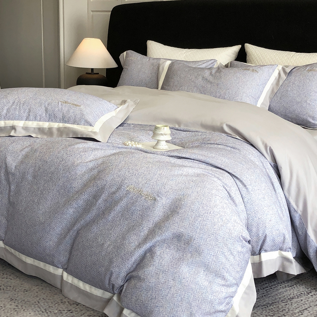 91家纺网 家纺一手货源 找家纺 佳汐蓝家纺 2025新款全棉60支磨毛肌理纹撞色拼边四件套-瑶雅系列 瑶雅-兰