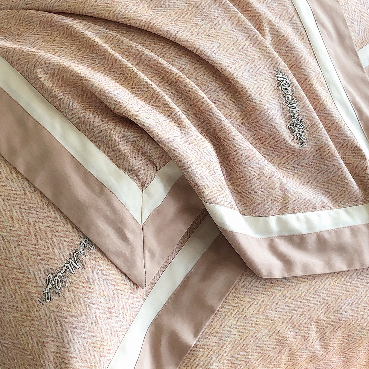 91家纺网 家纺一手货源 找家纺 佳汐蓝家纺 2025新款全棉60支磨毛肌理纹撞色拼边四件套-瑶雅系列 瑶雅-黄