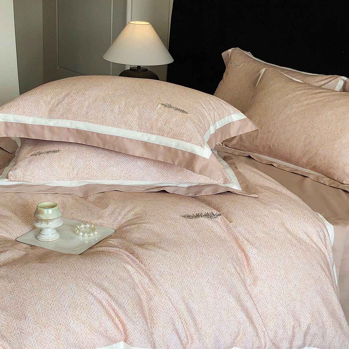 91家纺网 家纺一手货源 找家纺 佳汐蓝家纺 2025新款全棉60支磨毛肌理纹撞色拼边四件套-瑶雅系列 瑶雅-黄