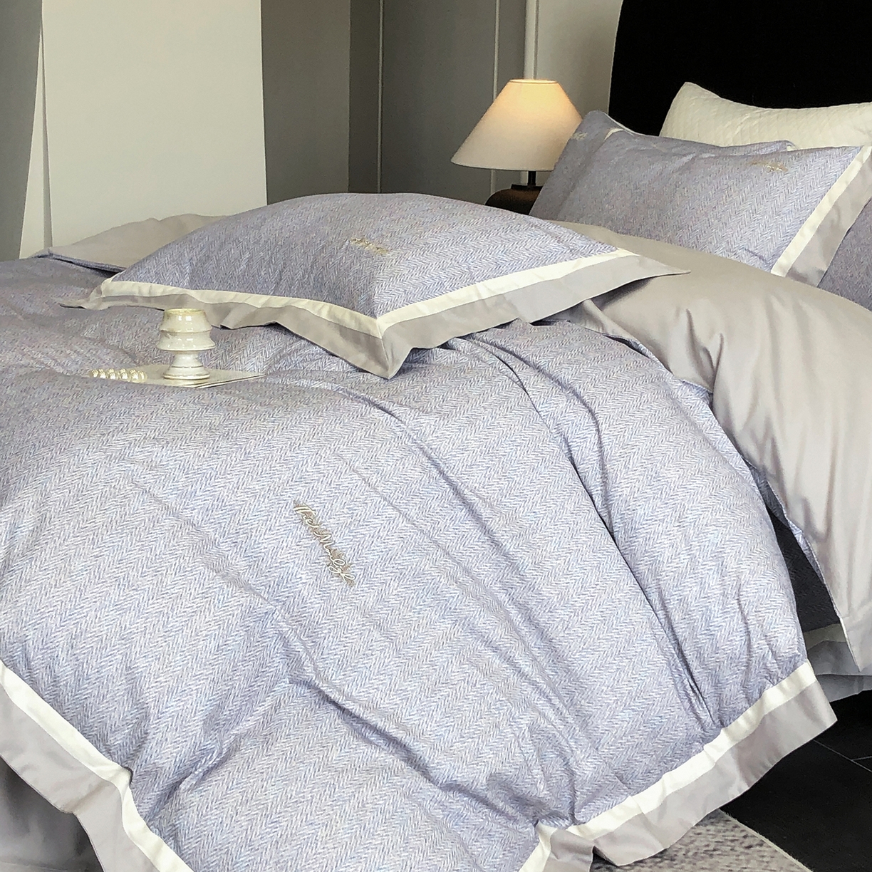 91家纺网 家纺一手货源 找家纺 佳汐蓝家纺 2025新款全棉60支磨毛肌理纹撞色拼边四件套-瑶雅系列 瑶雅-兰