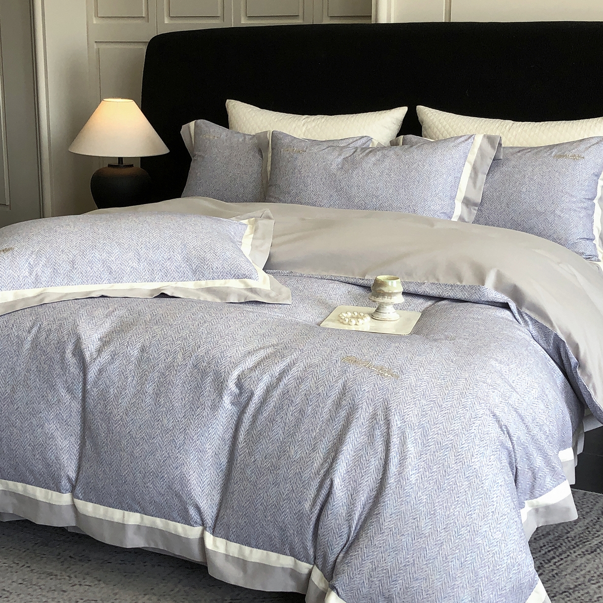 91家纺网 家纺一手货源 找家纺 佳汐蓝家纺 2025新款全棉60支磨毛肌理纹撞色拼边四件套-瑶雅系列 瑶雅-兰