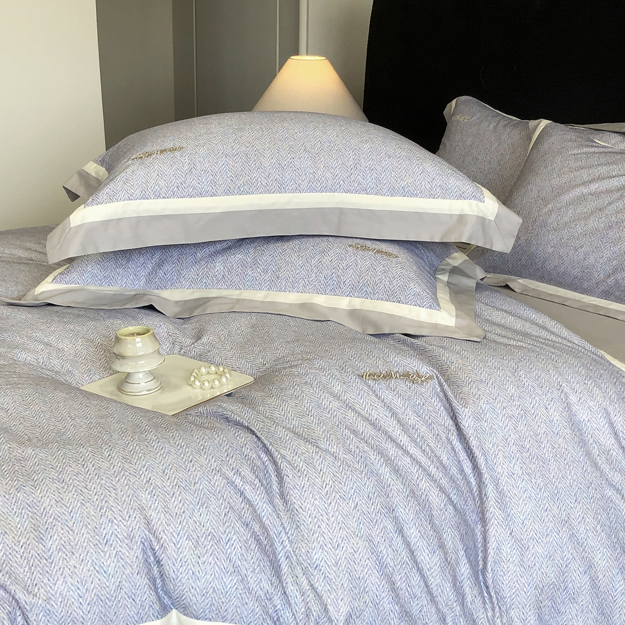 91家纺网 家纺一手货源 找家纺 佳汐蓝家纺 2025新款全棉60支磨毛肌理纹撞色拼边四件套-瑶雅系列 瑶雅-兰