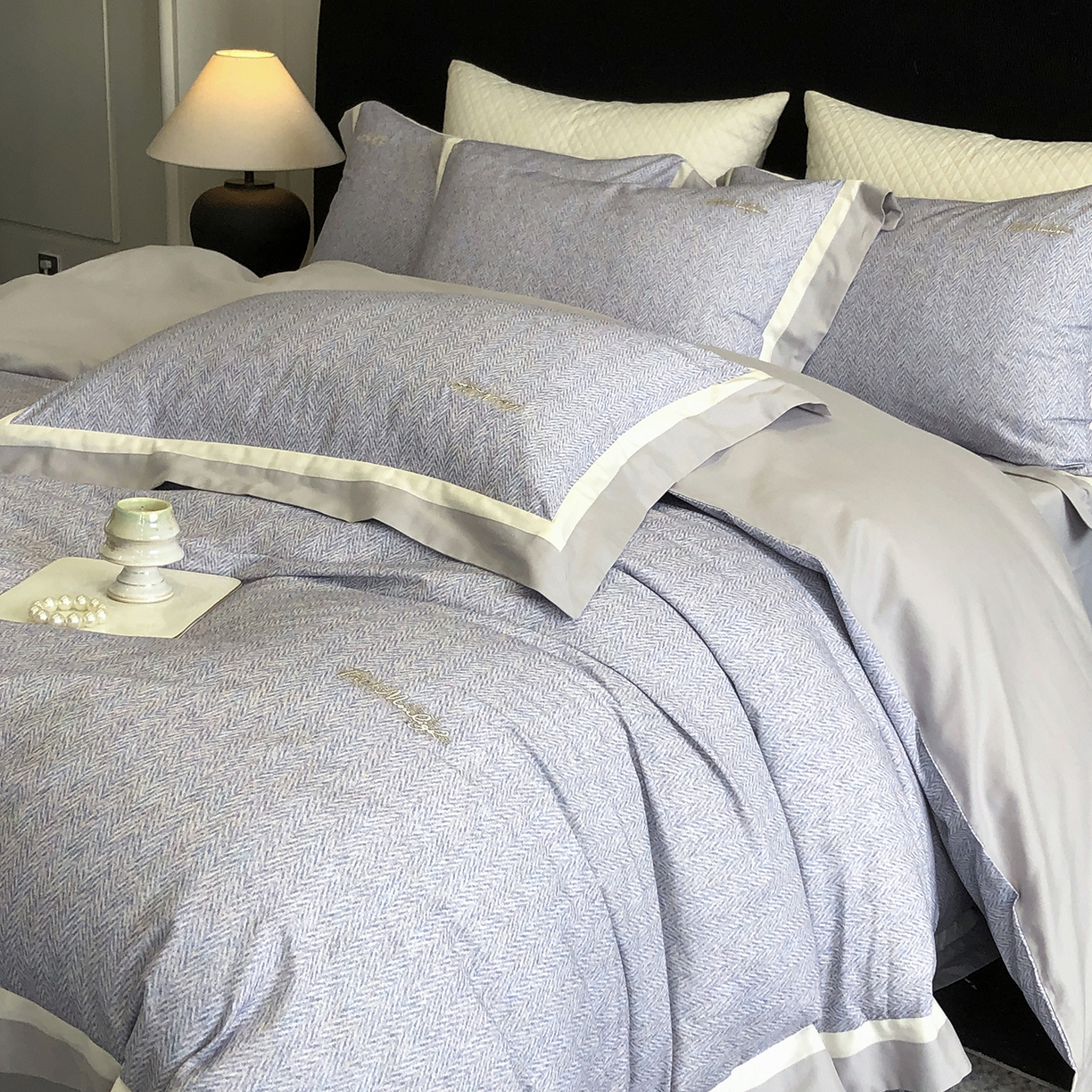 91家纺网 家纺一手货源 找家纺 佳汐蓝家纺 2025新款全棉60支磨毛肌理纹撞色拼边四件套-瑶雅系列 瑶雅-兰