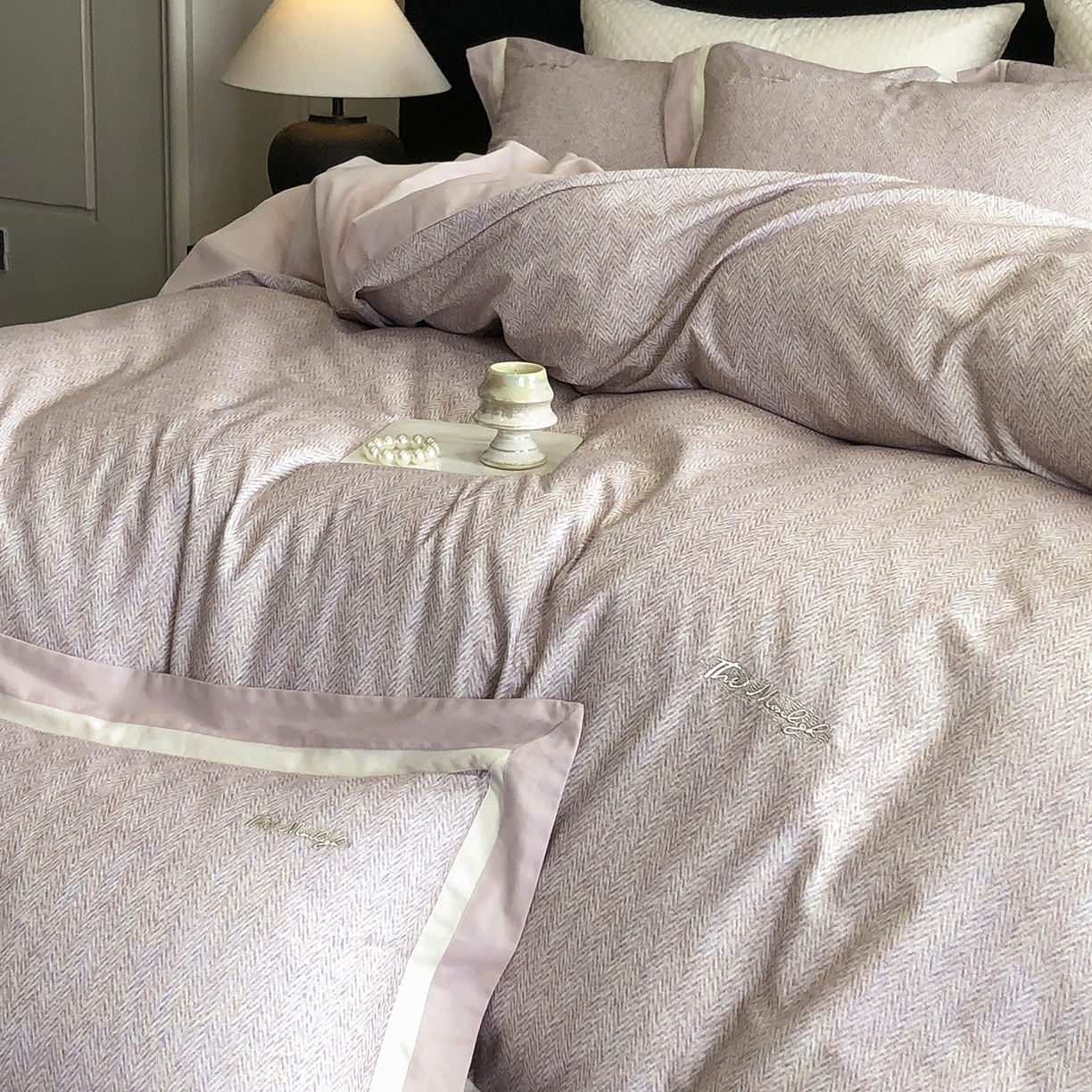 91家纺网 家纺一手货源 找家纺 佳汐蓝家纺 2025新款全棉60支磨毛肌理纹撞色拼边四件套-瑶雅系列 瑶雅-粉