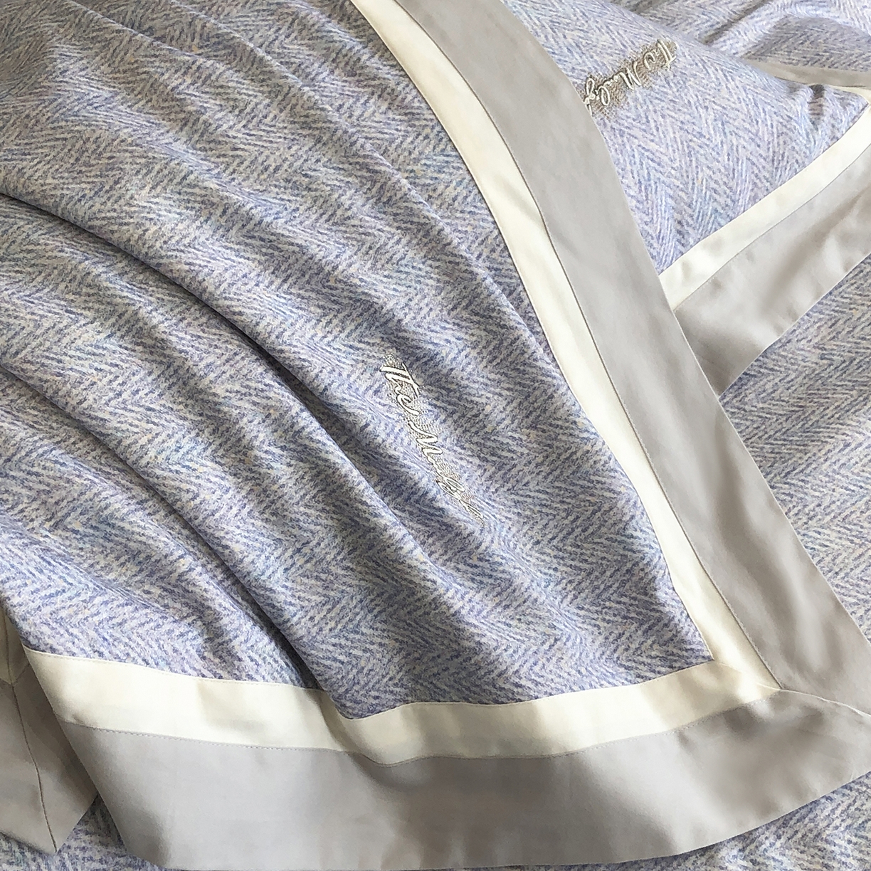 91家纺网 家纺一手货源 找家纺 佳汐蓝家纺 2025新款全棉60支磨毛肌理纹撞色拼边四件套-瑶雅系列 瑶雅-兰