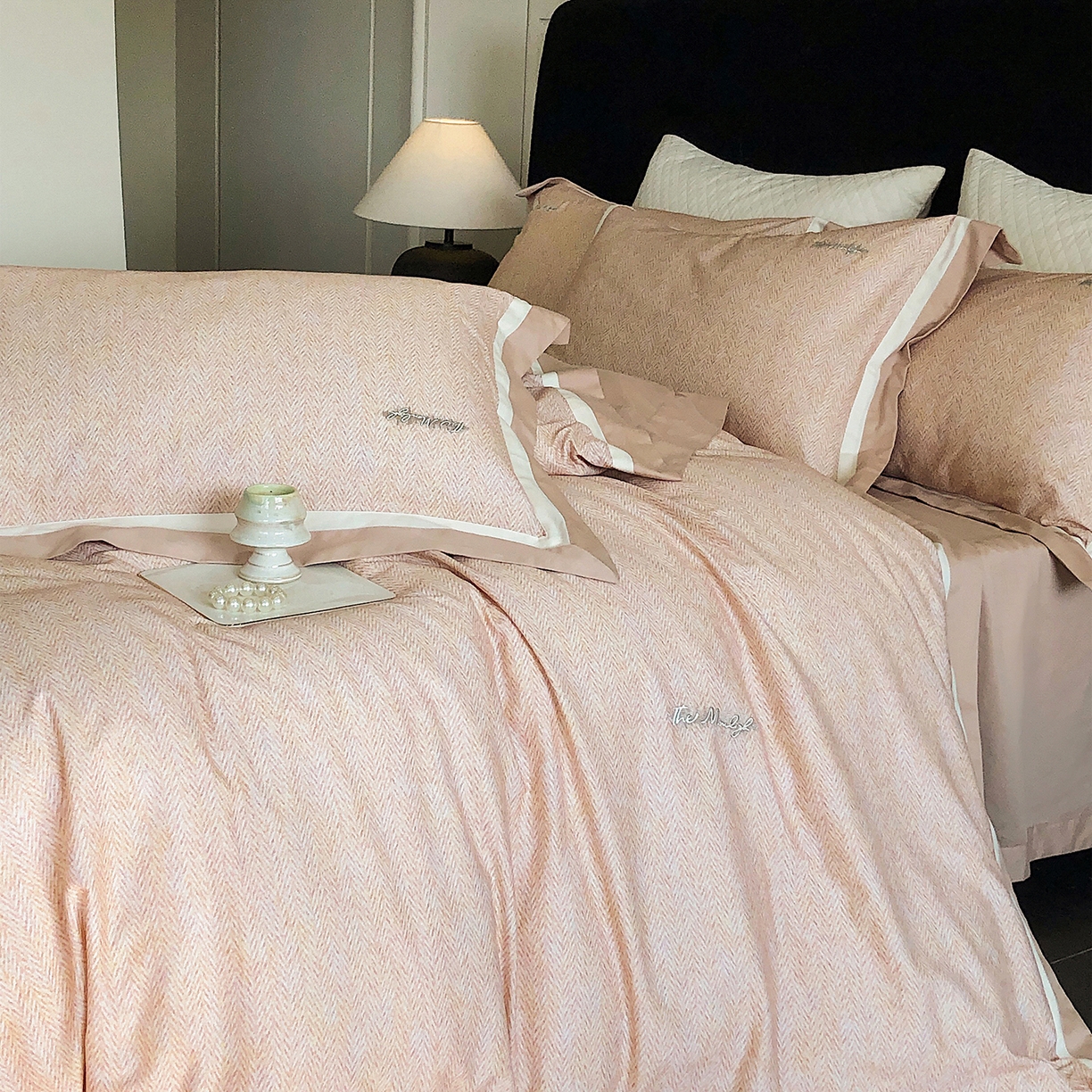 91家纺网 家纺一手货源 找家纺 佳汐蓝家纺 2025新款全棉60支磨毛肌理纹撞色拼边四件套-瑶雅系列 瑶雅-黄