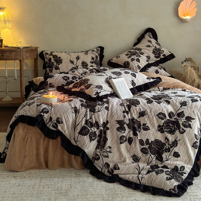 91家纺网 家纺一手货源 找家纺 野合家纺 2025新款加厚雕花牛奶绒床盖款四件套 叶伴花香-灰