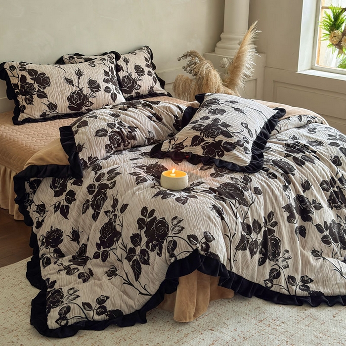 91家纺网 家纺一手货源 找家纺 野合家纺 2025新款加厚雕花牛奶绒床盖款四件套 叶伴花香-灰