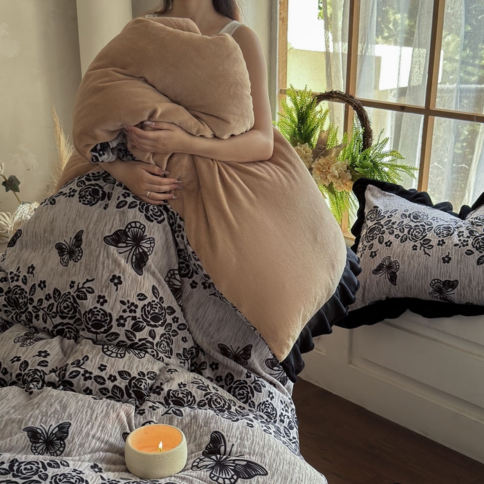 91家纺网 家纺一手货源 找家纺 野合家纺 2025新款加厚雕花牛奶绒床盖款四件套 蝶恋花语-灰