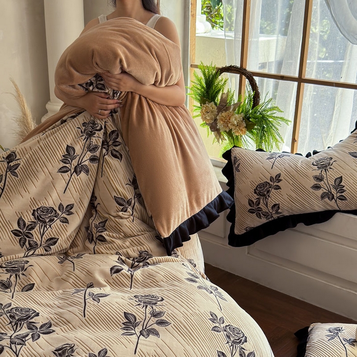 91家纺网 家纺一手货源 找家纺 野合家纺 2025新款加厚雕花牛奶绒床盖款四件套 不止玫瑰-咖