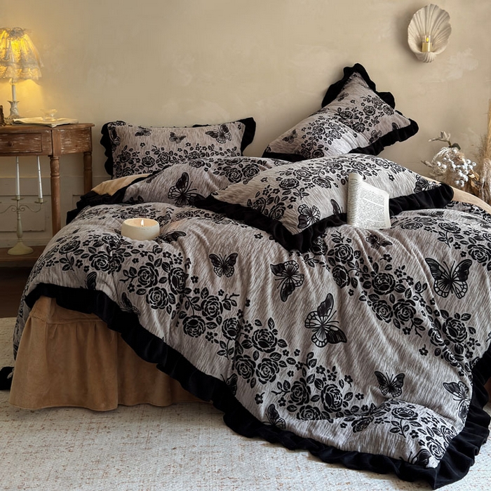 91家纺网 家纺一手货源 找家纺 野合家纺 2025新款加厚雕花牛奶绒床盖款四件套 蝶恋花语-灰