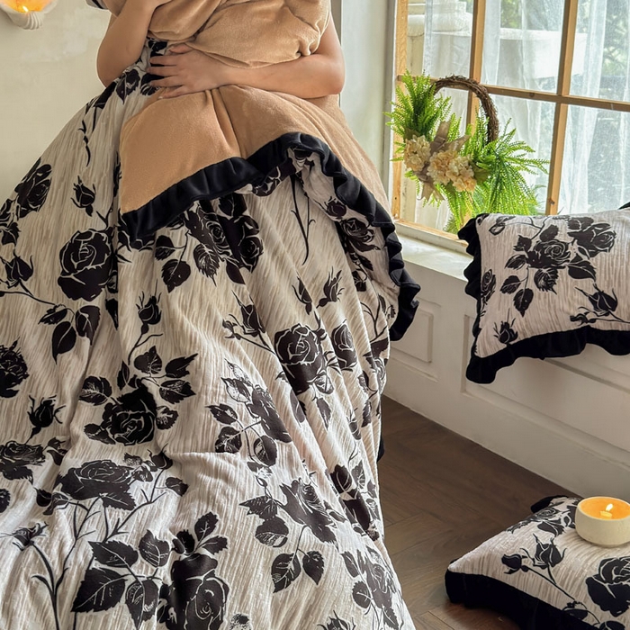 91家纺网 家纺一手货源 找家纺 野合家纺 2025新款加厚雕花牛奶绒床盖款四件套 叶伴花香-灰