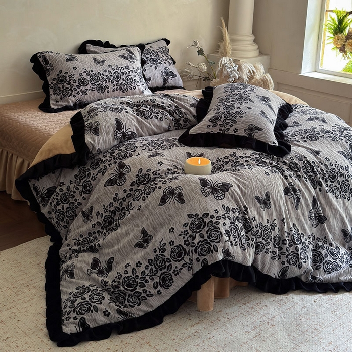 91家纺网 家纺一手货源 找家纺 野合家纺 2025新款加厚雕花牛奶绒床盖款四件套 蝶恋花语-灰