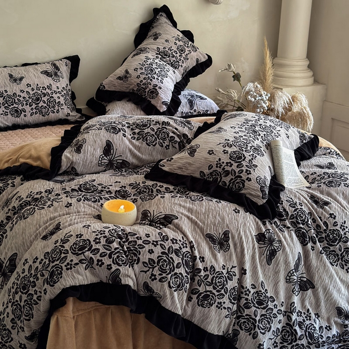 91家纺网 家纺一手货源 找家纺 野合家纺 2025新款加厚雕花牛奶绒床盖款四件套 蝶恋花语-灰