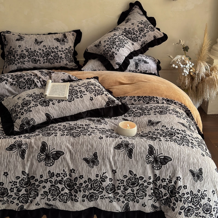 91家纺网 家纺一手货源 找家纺 野合家纺 2025新款加厚雕花牛奶绒床盖款四件套 蝶恋花语-灰