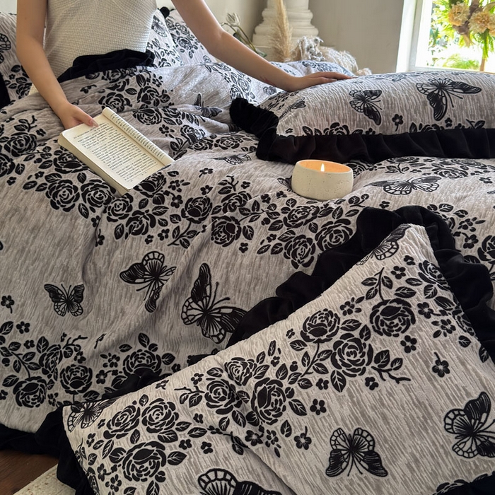 91家纺网 家纺一手货源 找家纺 野合家纺 2025新款加厚雕花牛奶绒床盖款四件套 蝶恋花语-灰