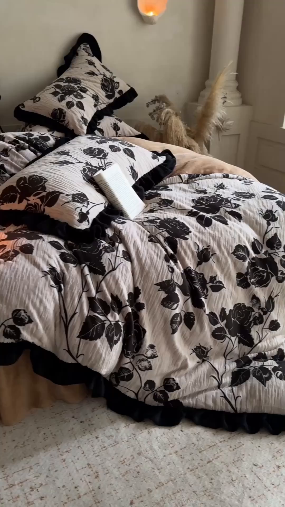 91家纺网 家纺一手货源 找家纺 野合家纺 2025新款加厚雕花牛奶绒床盖款四件套 叶伴花香-灰