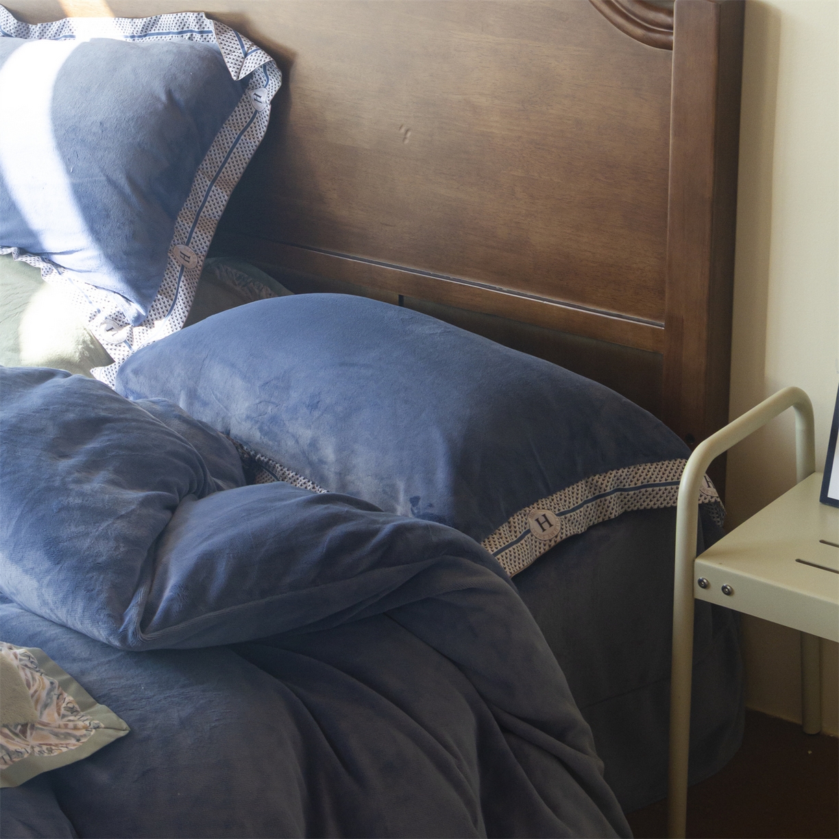 91家纺网 家纺一手货源 找家纺 绒梦里 2025新款高克重全消光工艺款高定云绒牛奶绒四件套云柔秘境 云柔秘境-蓝