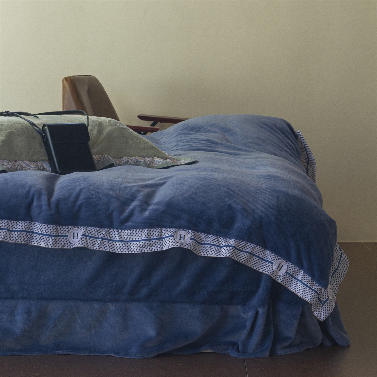 91家纺网 家纺一手货源 找家纺 绒梦里 2025新款高克重全消光工艺款高定云绒牛奶绒四件套云柔秘境 云柔秘境-蓝