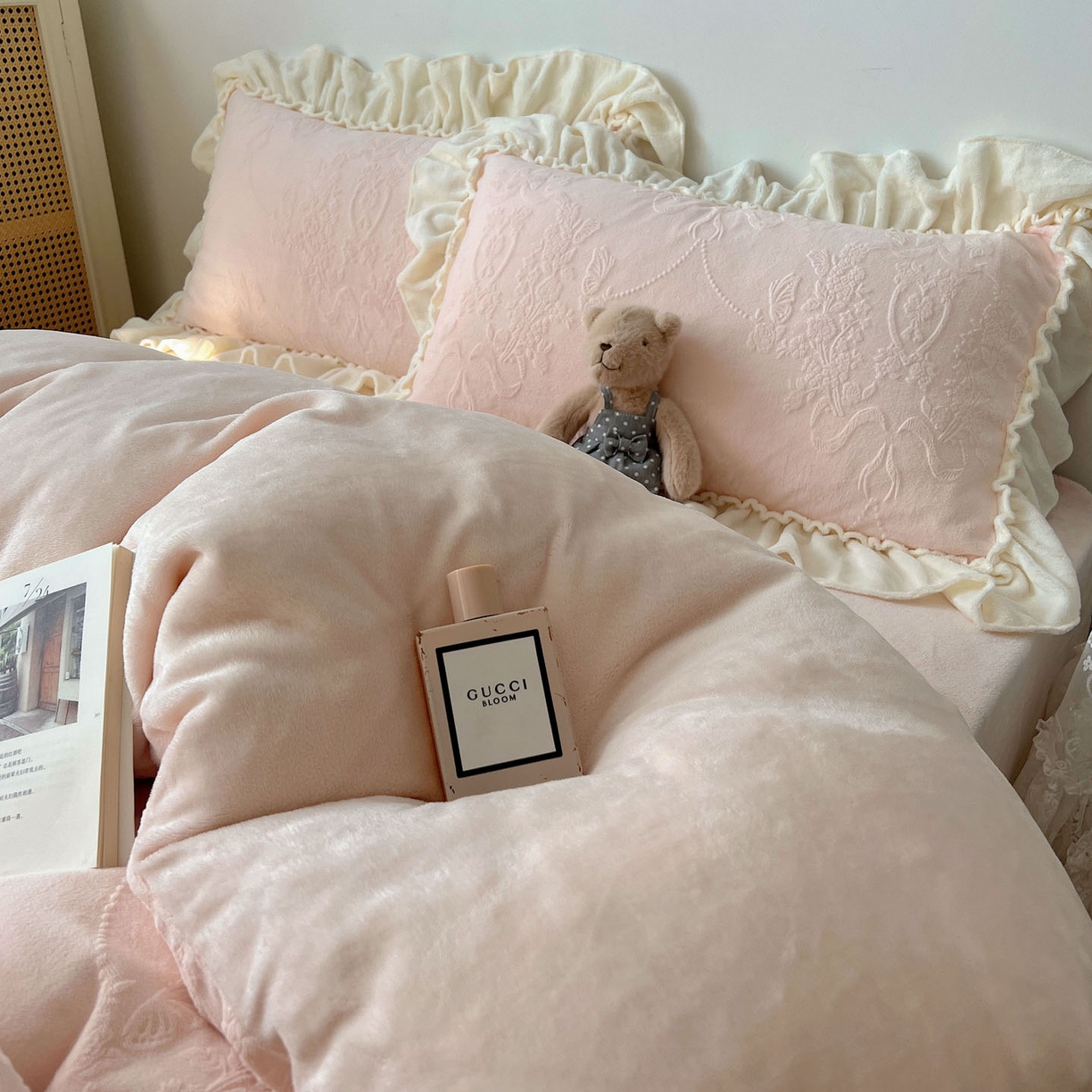 91家纺网 家纺一手货源 找家纺 六巷胡同 2025新款法式立体雕花南法庄园A类210g全消光牛奶绒四件套 南法庄园-粉