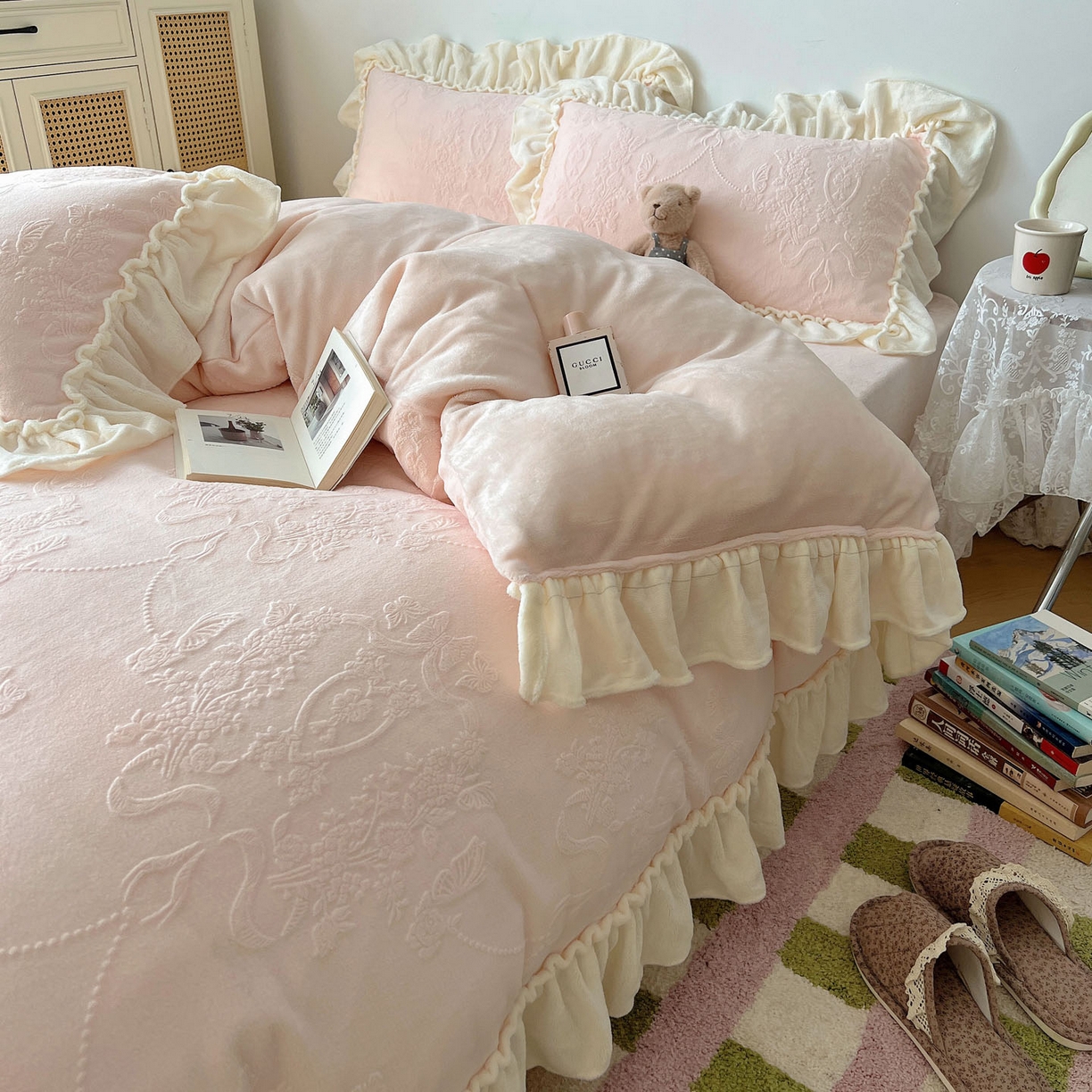 91家纺网 家纺一手货源 找家纺 六巷胡同 2025新款法式立体雕花南法庄园A类210g全消光牛奶绒四件套 南法庄园-粉