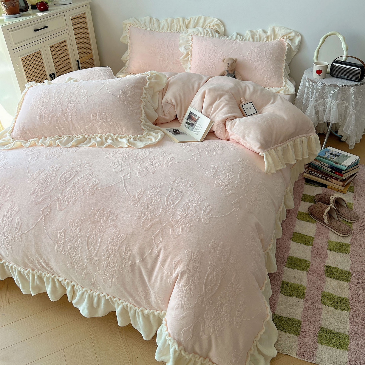 91家纺网 家纺一手货源 找家纺 六巷胡同 2025新款法式立体雕花南法庄园A类210g全消光牛奶绒四件套 南法庄园-粉