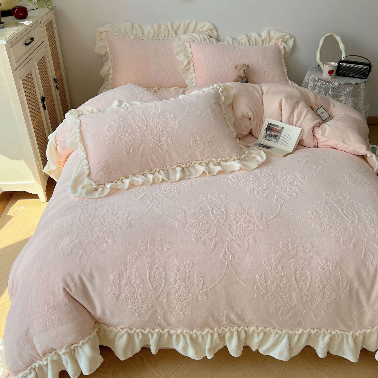 91家纺网 家纺一手货源 找家纺 六巷胡同 2025新款法式立体雕花南法庄园A类210g全消光牛奶绒四件套 南法庄园-粉