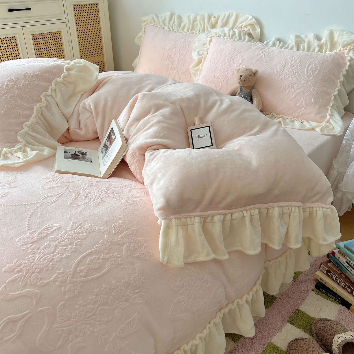 91家纺网 家纺一手货源 找家纺 六巷胡同 2025新款法式立体雕花南法庄园A类210g全消光牛奶绒四件套 南法庄园-粉